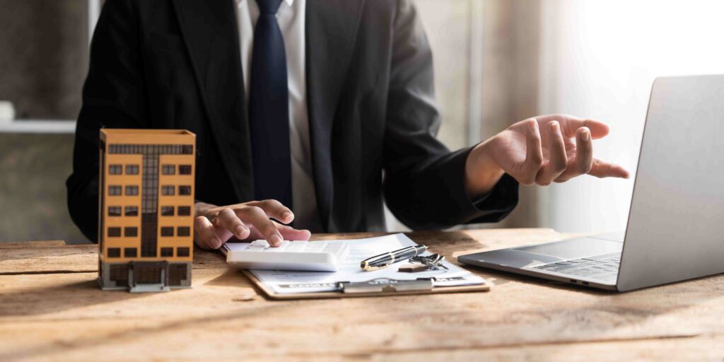 entrepreneur540 Entrepreneur faisant ses calculs pour l'acquisition d'un bien immobilier d'entreprise chez Trably-Business dans l'Ain